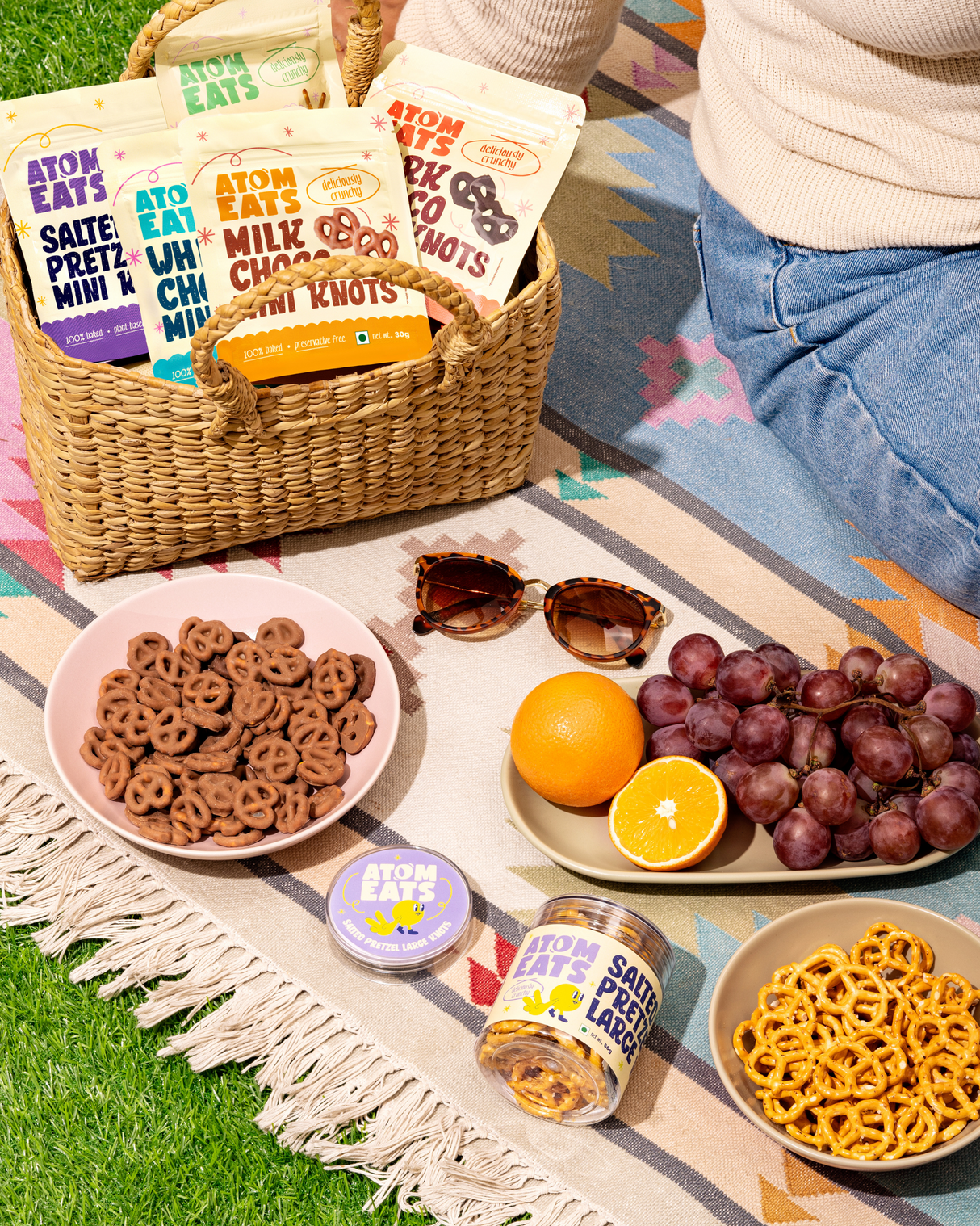 Atom Eats Dark Chocolate Dipped Pretzels, 30g