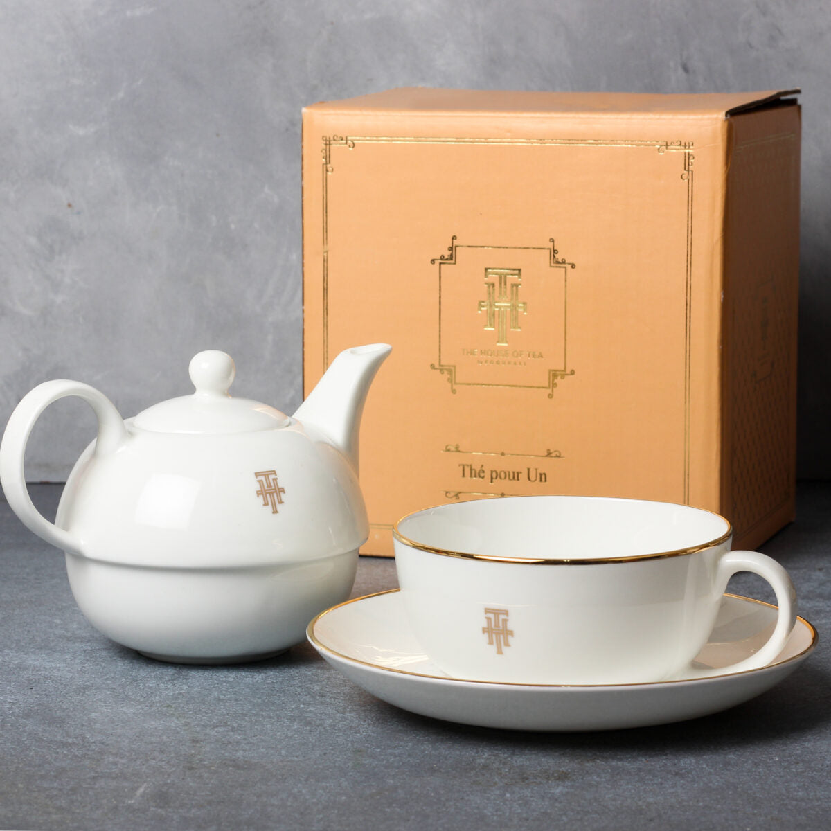 The House of Tea Pour Un, 1 Unit [Tea Pot with a lid, cup and saucer]