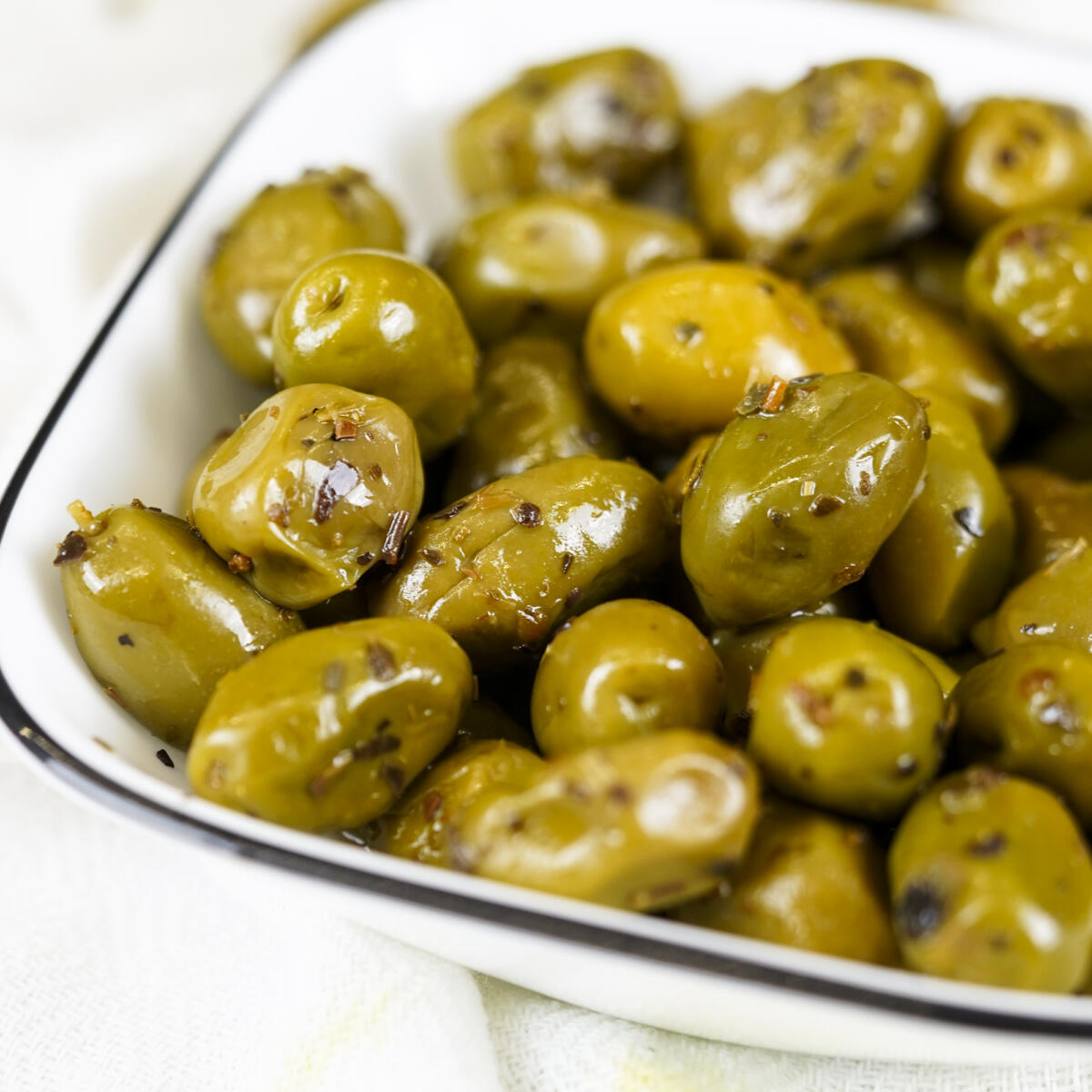 Urban Platter Chalkidiki Variety Green Olives With Wild Oregano, 500g / 17.6oz [Unpitted, Premium Quality, Produced in Greece]