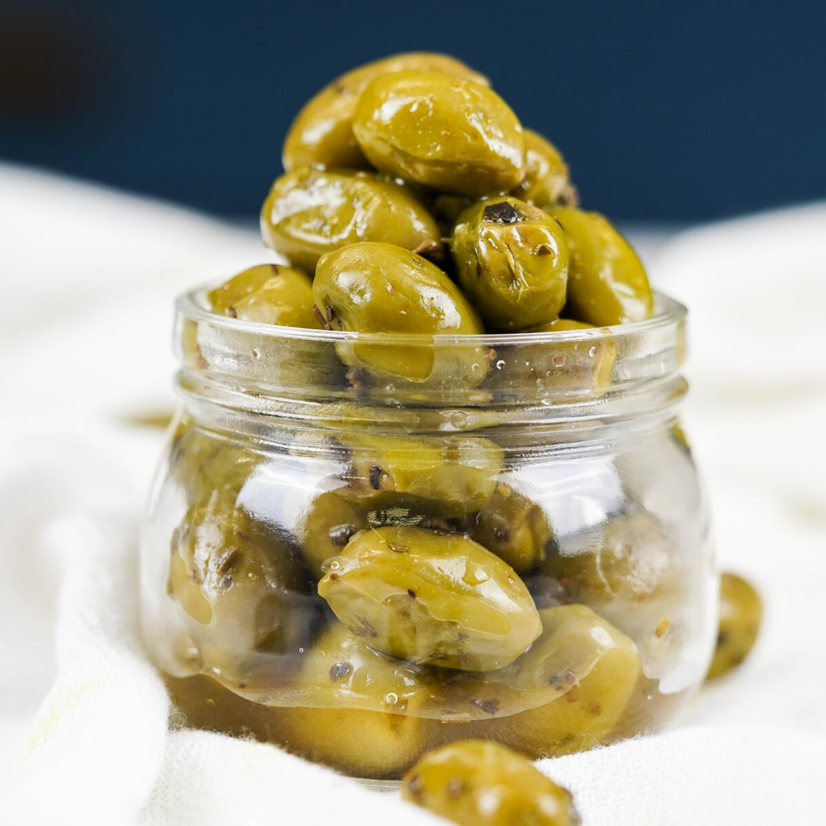 Urban Platter Chalkidiki Variety Green Olives With Wild Oregano, 500g / 17.6oz [Unpitted, Premium Quality, Produced in Greece]