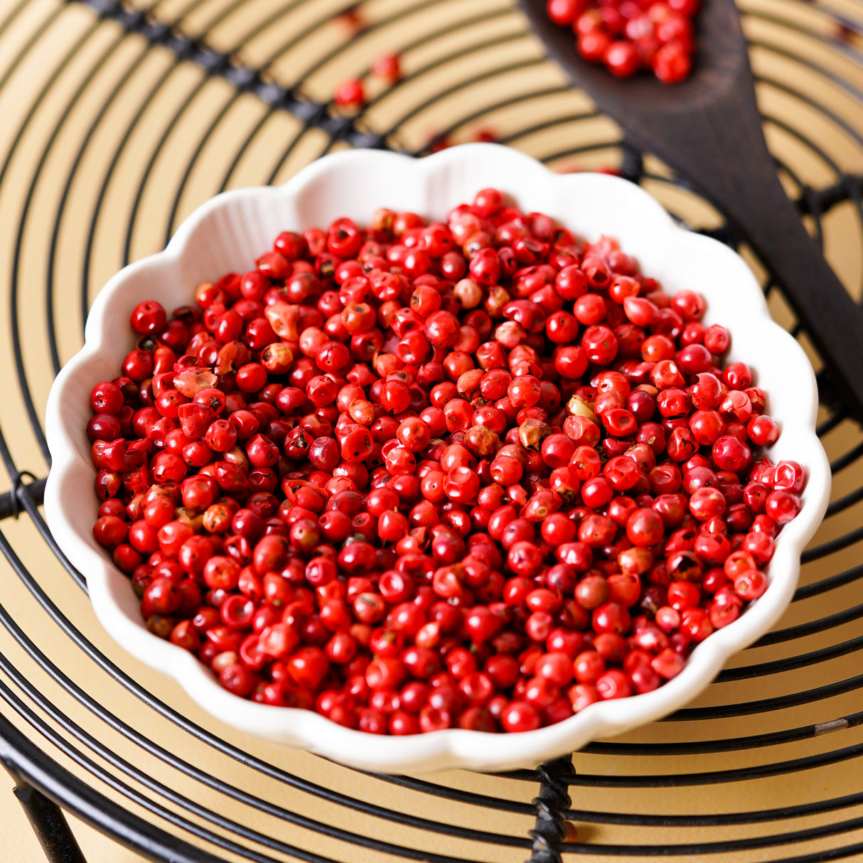 Urban Platter Whole Pink Pepper Corns, 100g (Vibrant, Fragrant & Mildly peppery | Peppercorns | Adds a delightful and subtle heat to oils, foods, salads)