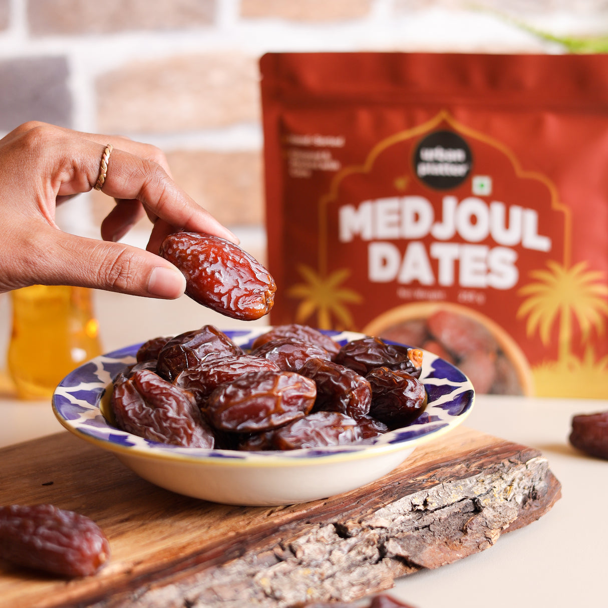Urban Platter Medium Medjoul Dates, 1Kg (Hand-Sorted | Moist & Caramelly Texture | Perfect for Snacking & Gifting)